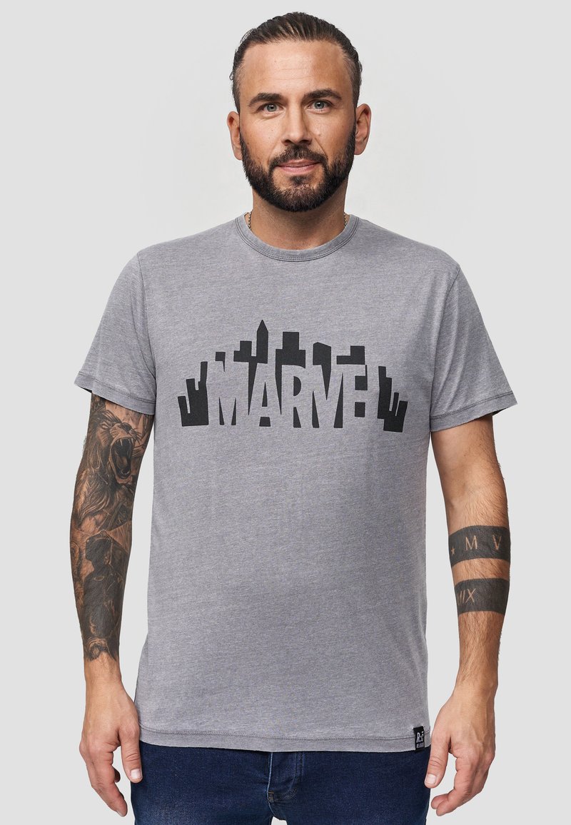 Šedé bavlněné tričko s černým logem "MARVEL". Krátké rukávy a kulatý výstřih, se rovnými okraji a postranní etiketou.
