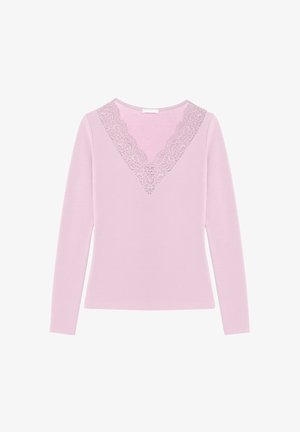 Top de manga larga en rosa claro, con escote en V y borde de encaje. Textura suave, forma ajustada y diseño simple.