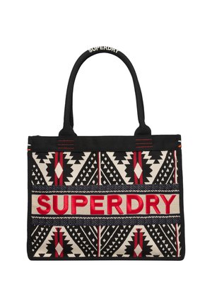 Zwarte en crèmekleurige gestreepte boodschappentas met rode "SUPERDRY" tekst. Heeft geometrische ontwerpen en zwarte handvatten. Gemaakt van duurzaam materiaal.