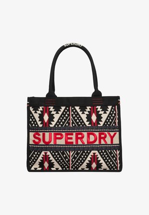 Borsa a tracolla con motivo nero e crema, con il testo rosso "SUPERDRY". Presenta design geometrici e manici neri. Realizzata in tessuto resistente.