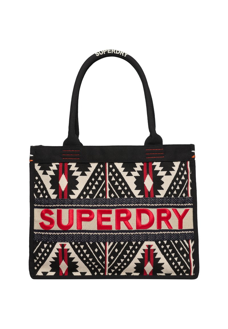 Borsa a tracolla con motivo nero e crema, con il testo rosso "SUPERDRY". Presenta design geometrici e manici neri. Realizzata in tessuto resistente.