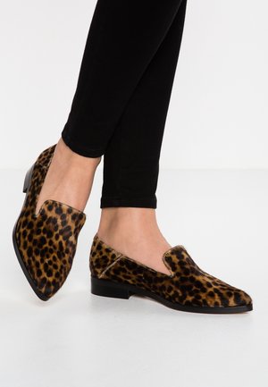 Loafers med leopardmønster, med en slank, flad sål og blødt, tekstureret pelsmateriale; har et V-formet udskæringsdesign på overdelen.