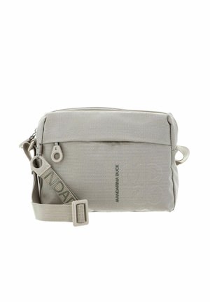 Sac bandoulière beige en tissu texturé, doté d'une fermeture éclair, d'une sangle réglable et d'un détail logo à l'avant.