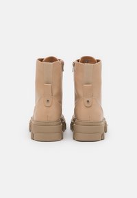 ONLY SHOES Stivaletti con plateau - beige