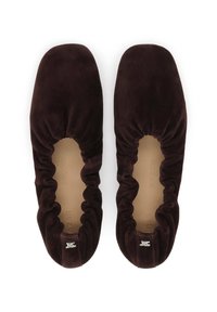 Le ballerine in suede marrone presentano una punta arrotondata e un bordo elastico arricciato per una vestibilità sicura, con un piccolo accento del logo in argento sul tallone.