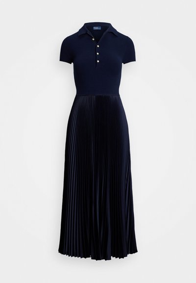Ναυτικό πλισέ φόρεμα με τοπ σε στυλ polo με κοντά μανίκια, που έχει γιακά και τρεις κουμπιά, που μεταβαίνει σε μια ρέουσα πλισέ φούστα.