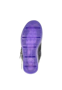 Sole di un sneaker nera con una suola traslucida viola, caratterizzata da un motivo a spina di pesce e un logo. Superficie texturizzata con molteplici scanalature.