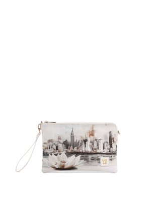 Piccola pochette bianca da polso con cerniera, con design di skyline cittadino e grande ninfea bianca sul davanti.