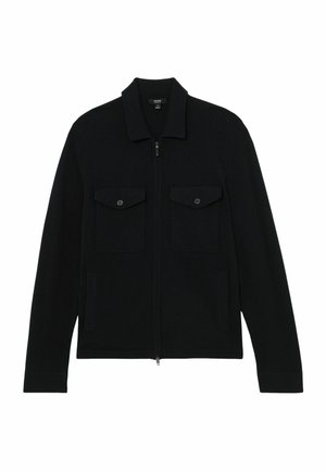 Fekete cipzáros dzseki gallérral, két gombos zsebfedővel ellátott mellkasi zsebbel és oldalzsebekkel, fehér háttéren bemutatva.