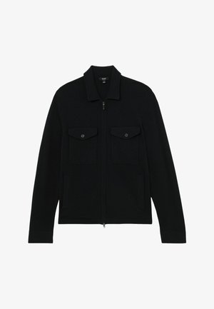 Sort lynlåstrøje med krave, to brystlommer med knapper og sidelommer, vist på en hvid baggrund.