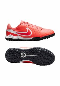 Scarpe da calcio Nike di colore corallo brillante con dettagli bianchi. Tomaia in sintetico liscio, texturizzata per una migliore aderenza. Suola in gomma nera con battistrada a motivo.