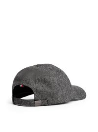 Grau Karomusterkappe mit gebogenem Schirm, verstellbarem Riemen auf der Rückseite und einem kleinen Logodetail in der Nähe des Verschlusses.