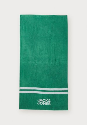 Grünes Handtuch aus weicher Baumwolle mit zwei weißen Streifen am unteren Rand und dem Markennamen "JACK&JONES" in Weiß. Rechteckige Form.