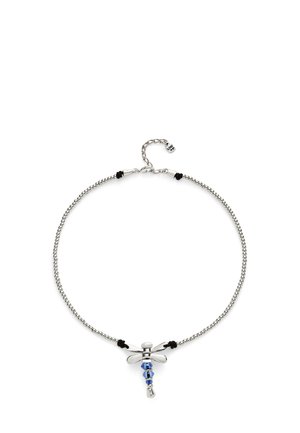 Collar en tono plateado con un colgante de libélula. Presenta cuentas azules y acentos de goma negra, con un diseño de cadena retorcida. Se ajusta con un cierre.