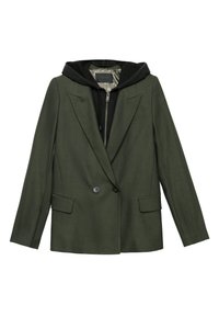 Blazer verde su misura con spalle strutturate, due tasche frontali e un felpa nera indossata sotto. Texture liscia con chiusura a bottone.