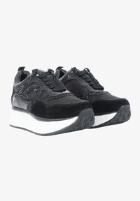Sneaker neri caratterizzati da una combinazione di suede texturizzato e pelle liscia, con un accento glitterato e una suola bianca e chunky.