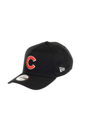 Schwarze Mütze mit einem roten, gestickten "C" auf der Vorderseite, glattem Stoff, gebogenem Schirm und kleinen Logodetails an der Seite.