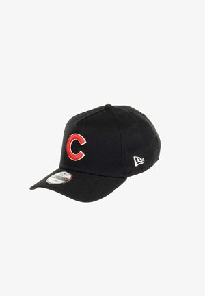 Schwarze Mütze mit einem roten, gestickten "C" auf der Vorderseite, glattem Stoff, gebogenem Schirm und kleinen Logodetails an der Seite.