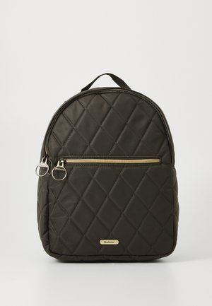 Donkergroene gewatteerde rugzak met een voorzak met rits, gouden ritssluitingen en een handvat aan de bovenkant, voorzien van een klein gouden Barbour-logo.