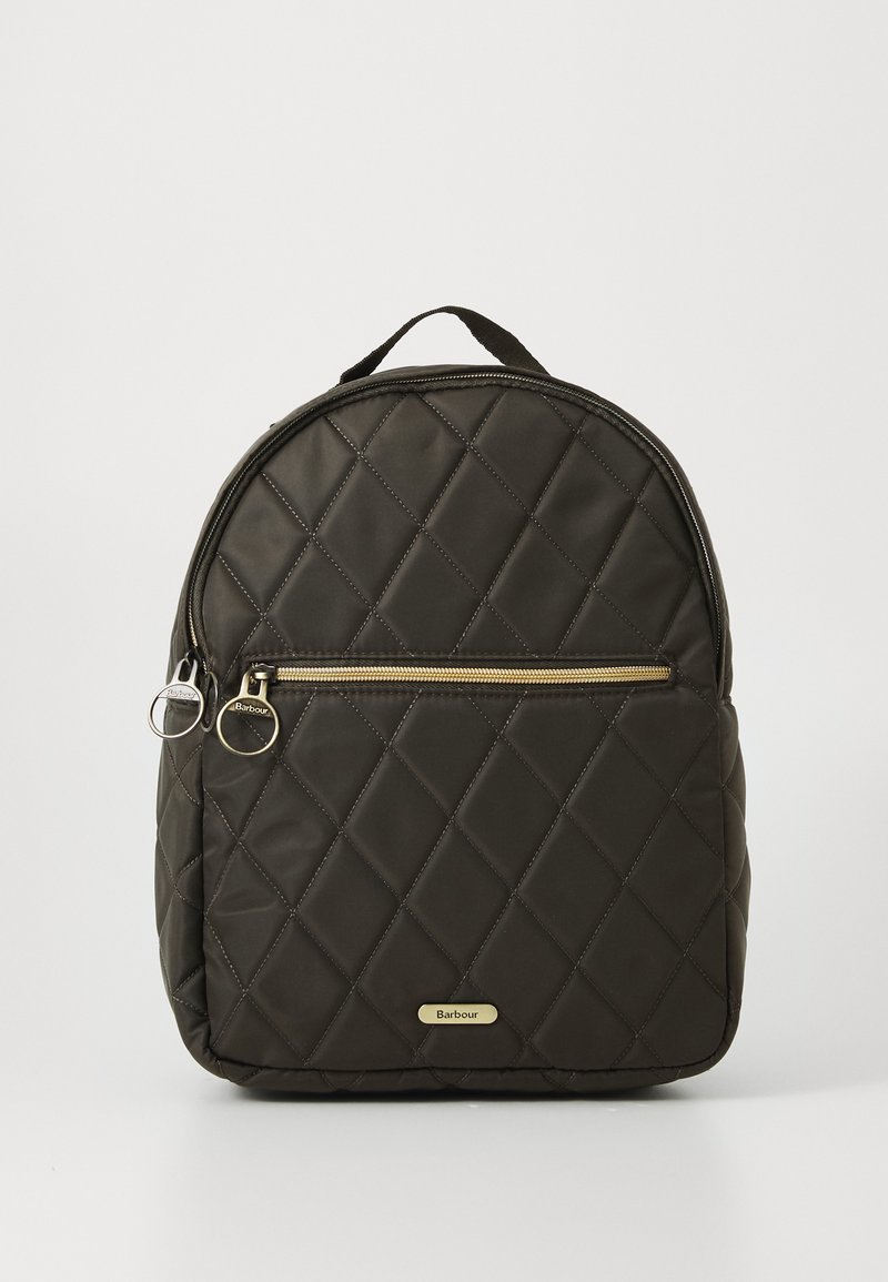 Mochila acolchoada de cor verde escura com bolso frontal com fecho, puxadores de zíper dourados e uma pega superior, com um pequeno placa em dourado com o logotipo da Barbour.