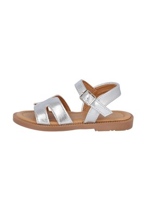 Sandalias metálicas plateadas con dos tiras frontales, una correa de tobillo ajustable y una suela de goma marrón. Presentan una textura suave y un diseño sencillo.
