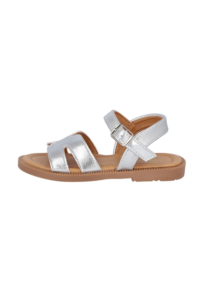 Sandalias metálicas plateadas con dos tiras frontales, una correa de tobillo ajustable y una suela de goma marrón. Presentan una textura suave y un diseño sencillo.