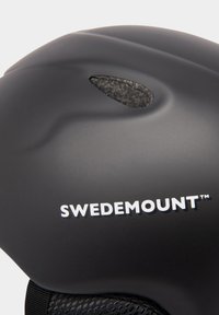 Zwarte helm met een gladde afwerking, voorzien van een ventilatie-uitgang en witte "SWEDEMOUNT™" branding. Gestructureerde band zichtbaar aan de zijkant.