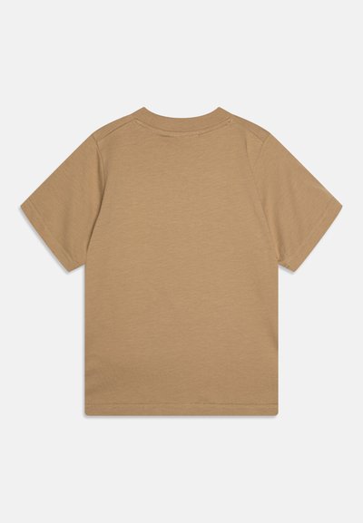 T-shirt à manches courtes en coton marron clair, coupe décontractée, avec un col rond et des coutures soignées sur les manches et l'ourlet.