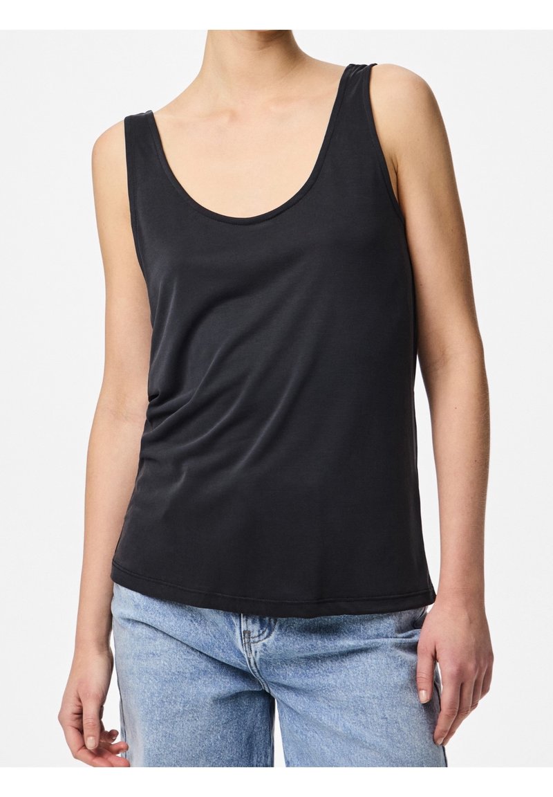 Top sin mangas negro con cuello redondo, hecho de una tela suave, que presenta un corte holgado y un ligero detalle fruncido en el costado.