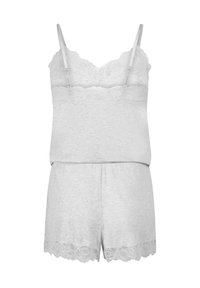 Conjunto de sueño en gris claro que incluye una parte superior con encaje y tirantes finos, y pantalones cortos a juego con acentos de encaje en el dobladillo. Tela suave y ligera.