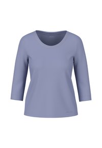 Helllila Bluse mit 3/4-Ärmeln und rundem Halsausschnitt, der mit einem goldfarbenen Akzent umrandet ist. Die Bluse hat eine glatte, weiche Textur.