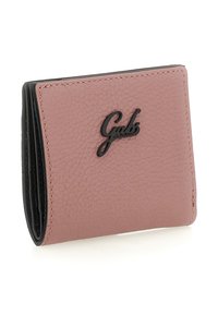 Portafoglio compatto pieghevole in pelle rosa testurizzata con il logo nero "Gabs" centrato sul pannello frontale, su sfondo bianco.