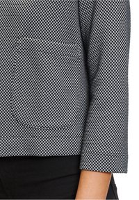 Šedý a námořnický patterned blazer se rovnými liniemi, který má přední kapsu a ohrnuté rukávy. Materiál má hladkou texturu.