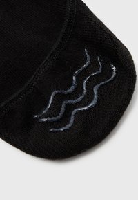 Sosete negre cu textura netedă și manșetă elastică, având modele decorative de valuri gri în zona de la vârf.