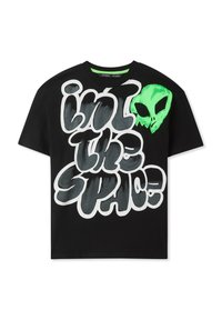 T-shirt nera con testo bianco audace "into the SPACE" e grafica di un alieno verde sulla spalla destra. Realizzata in cotone, maniche corte.