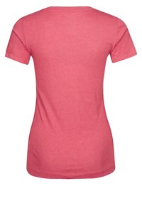 Camiseta de manga corta en tejido suave de color rosa. Presenta un cuello redondo clásico y un corte entallado. Textura lisa sin patrones o detalles visibles.