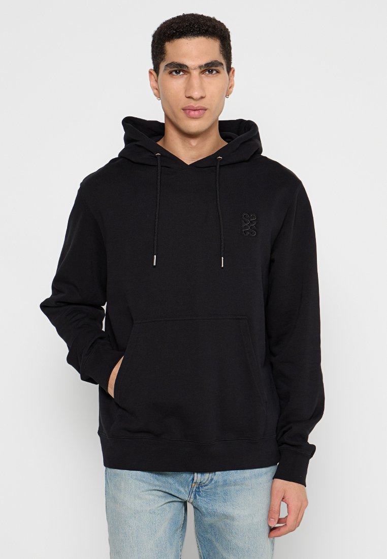 Schwarzer Hoodie aus Baumwollmischung mit einer Fronttasche, verstellbaren Kordeln und einem kleinen, auf der Brust gestickten Logo.