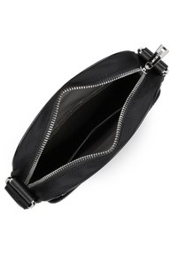 Sac en cuir noir avec fermeture zippée, doté d'une texture lisse, de poches intérieures et de quincaillerie en métal argenté.