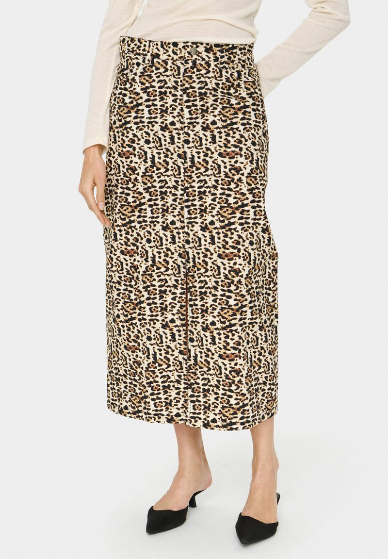 Falda de estampado de leopardo hecha de una tela de textura suave. Diseño de largo medio con corte recto y bolsillos en las costuras laterales. Tacones negros.