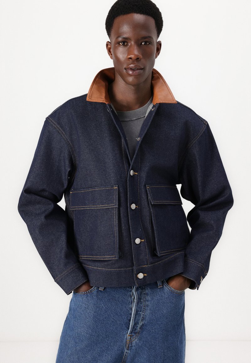 Giubbotto Denim Uomo In Cotone Leggero – Giacca Jeans Slim Con Bottoni E Tasche Frontali, Colore Medio Chiaro, Primavera Estate, Taglio Classico