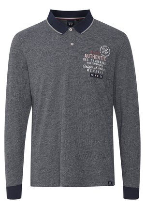 Siva polo majica z dolgimi rokavi in ovratnikom, izdelana iz teksturirane tkanine, z nasprotnimi mornarskimi poudarki in tiskanim logotipom na prsih.