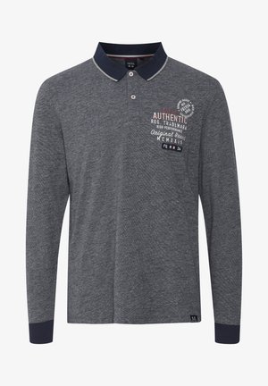 Szara koszulka polo z długim rękawem i kołnierzykiem, wykonana z teksturowanej tkaniny, z kontrastującymi granatowymi akcentami oraz nadrukowanymi detalami marki na piersi.