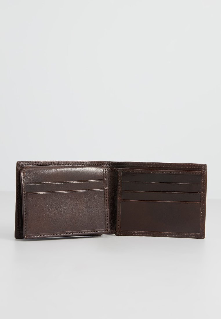 Portafoglio in pelle marrone con design aperto, dotato di più scomparti per carte e una texture liscia. Dettaglio di cucitura minimalista sui bordi.