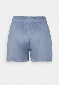 Světle modré sportovní šortky z hladkého, lehkého materiálu s elastickým pasem a čistě prošitými lemy.