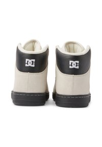 Grå mocka hög-top sneakers med svarta läderdetaljer, vitt logotyp och svarta gummisulor. Dämpad krage för stöd.