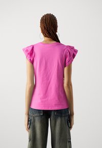 Selected Femme SLFCAMILA SS RUFFLE - Triko s potiskem - phlox pink