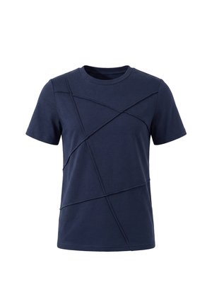 Marineblauw T-shirt met korte mouwen en een ronde hals met gestikte diagonale en horizontale naden die geometrische patronen aan de voorkant creëren.