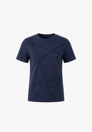 Marineblauw T-shirt met korte mouwen en een ronde hals met gestikte diagonale en horizontale naden die geometrische patronen aan de voorkant creëren.