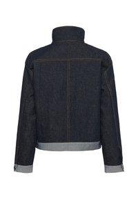 Tmavomodrá rifľová bunda s kontrastným prešívaním, vysokým golierom, vyhrnutými manžetami a svetlomodrým lemom, zobrazená zozadu.