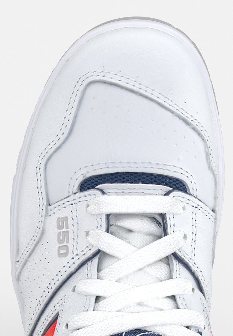 Sneaker bianco con tomaia in pelle liscia e perforazioni, dettagli in navy e suola testurizzata. "550" stampato sul lato.